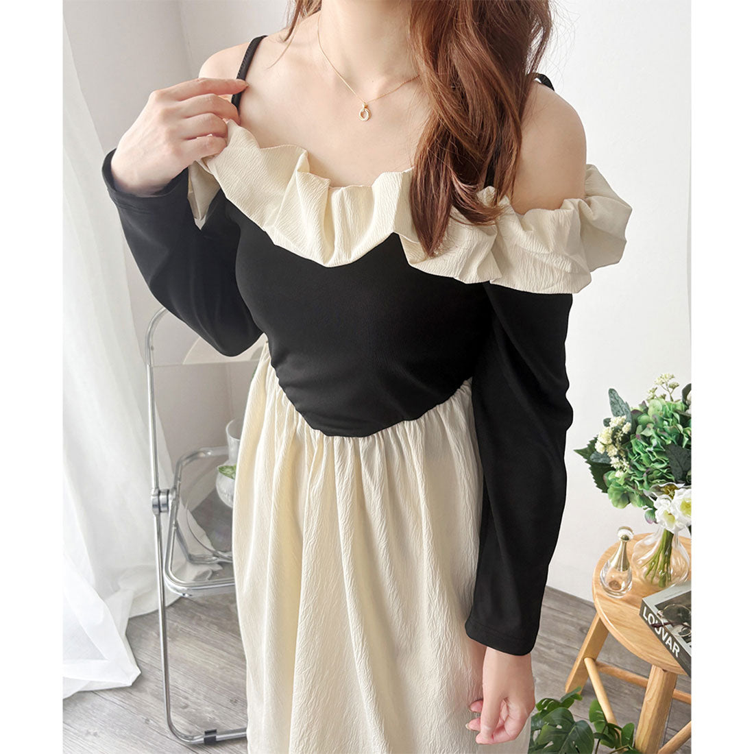 デューリリー Dewlily フリルオフショルダーワンピース レディース ロング丈 バイカラー 長袖ドレス 肩見せ 大人可愛い 韓国風 上品 フレア 春夏秋 デート 配色 おしゃれ （アイボリー） アイボリー