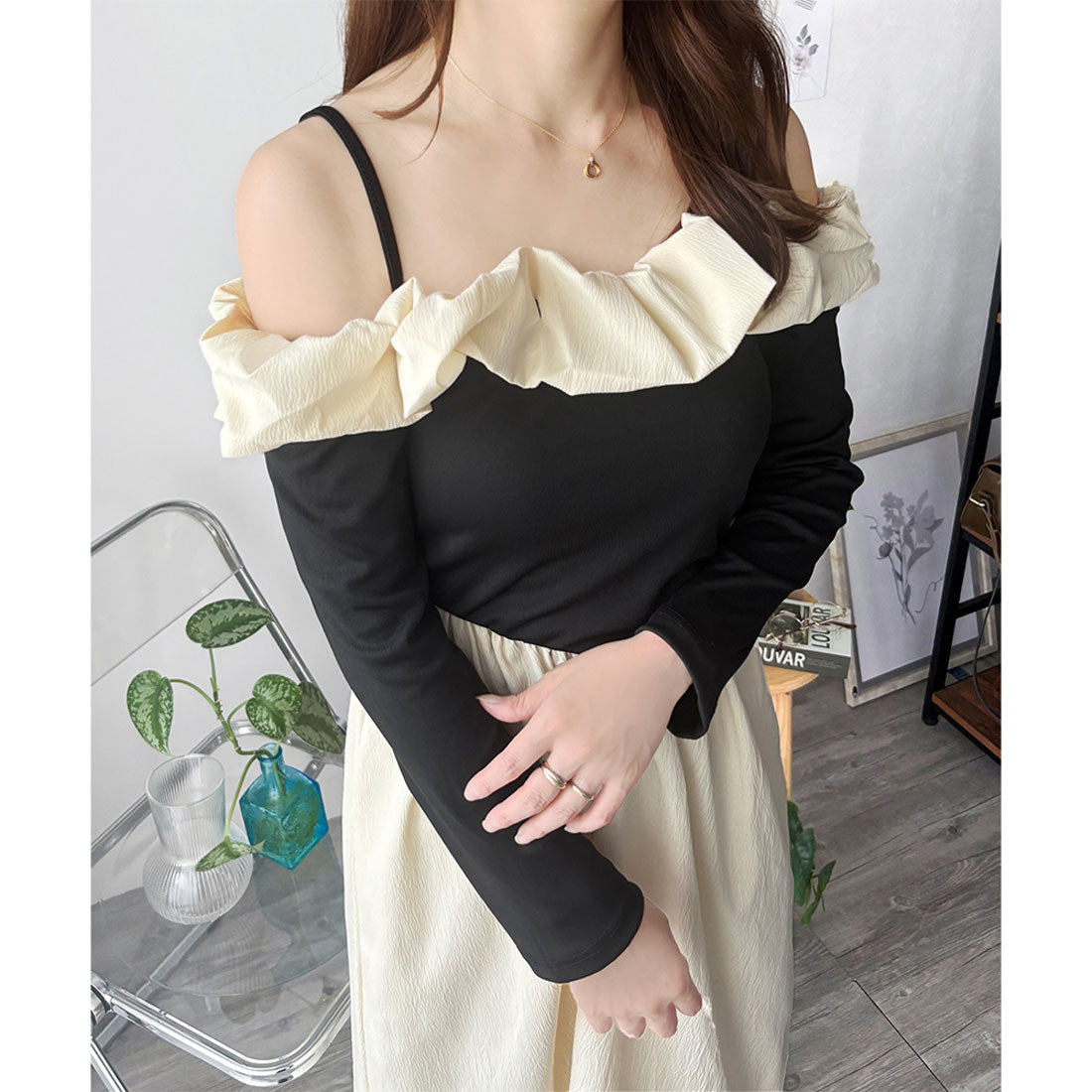 デューリリー Dewlily フリルオフショルダーワンピース レディース ロング丈 バイカラー 長袖ドレス 肩見せ 大人可愛い 韓国風 上品 フレア 春夏秋 デート 配色 おしゃれ （アイボリー） アイボリー