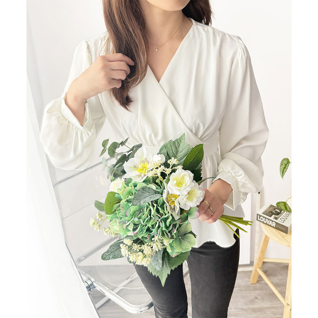 デューリリー Dewlily カシュクール風リボンフレアブラウス レディース 白 長袖 トップス きれいめ 韓国風 春コーデ 大人フェミニン 通勤 オフィスカジュアル おしゃれ （ブルー） ブルー