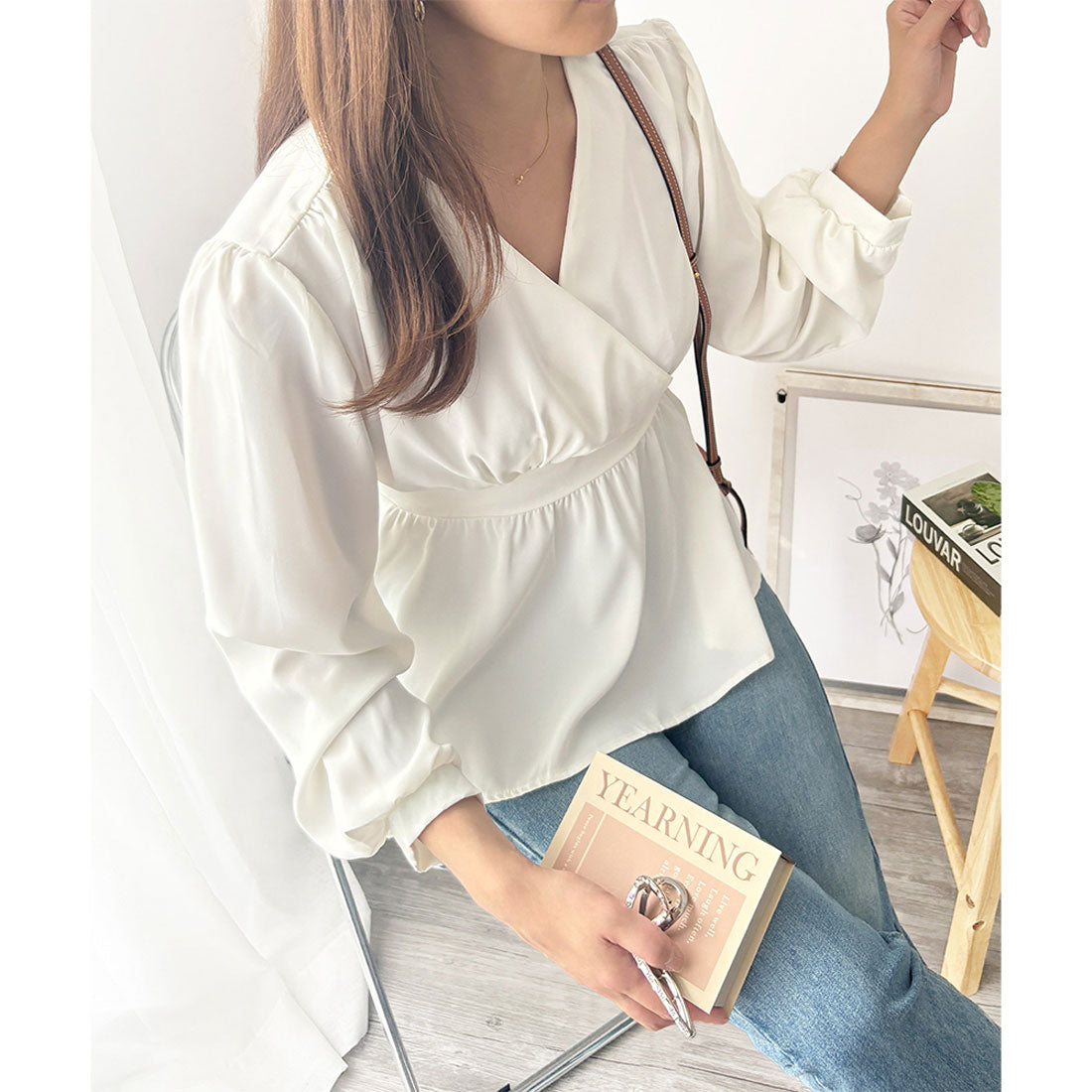 デューリリー Dewlily カシュクール風リボンフレアブラウス レディース 白 長袖 トップス きれいめ 韓国風 春コーデ 大人フェミニン 通勤 オフィスカジュアル おしゃれ （ブルー） ブルー