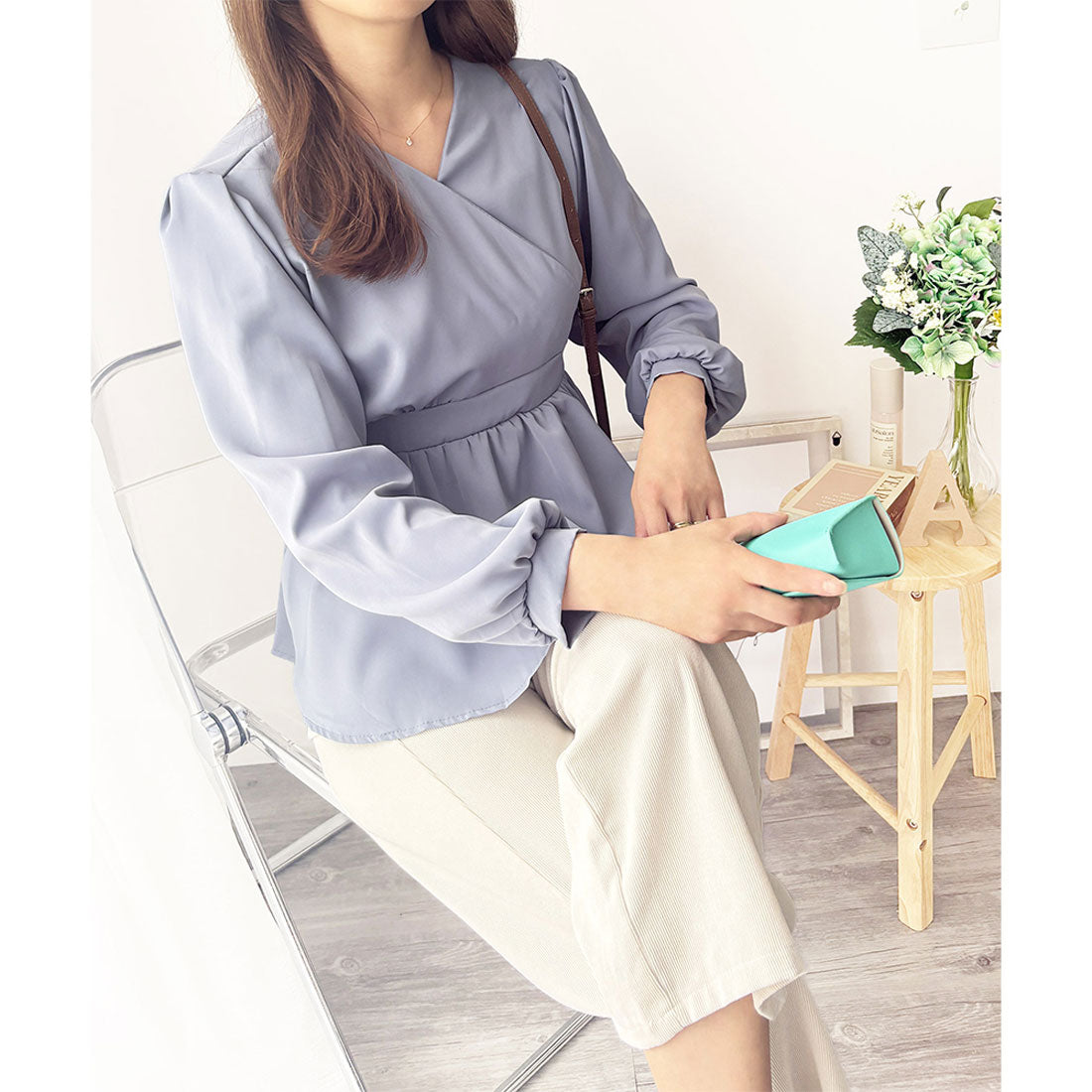 デューリリー Dewlily カシュクール風リボンフレアブラウス レディース 白 長袖 トップス きれいめ 韓国風 春コーデ 大人フェミニン 通勤 オフィスカジュアル おしゃれ （ブルー） ブルー
