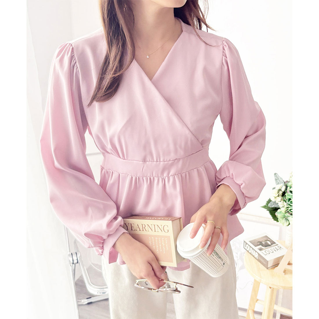 デューリリー Dewlily カシュクール風リボンフレアブラウス レディース 白 長袖 トップス きれいめ 韓国風 春コーデ 大人フェミニン 通勤 オフィスカジュアル おしゃれ （ブルー） ブルー