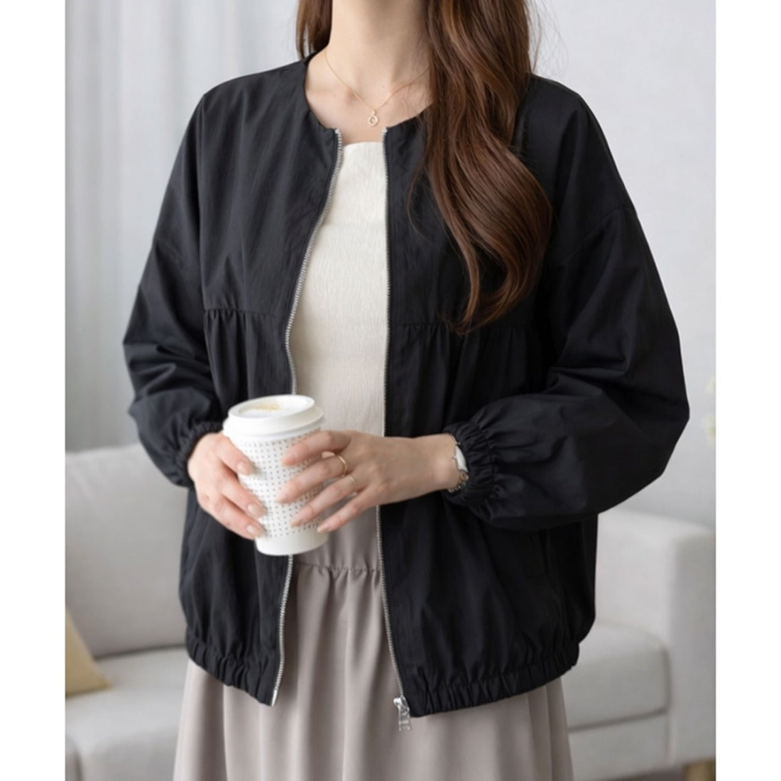 デューリリー Dewlily ノーカラーライトブルゾン レディース 長袖 軽量 羽織り きれいめ 上品 ギャザー シンプル 通勤 オフィス カジュアル アウター こなれ 大人可愛い （アイボリー） アイボリー