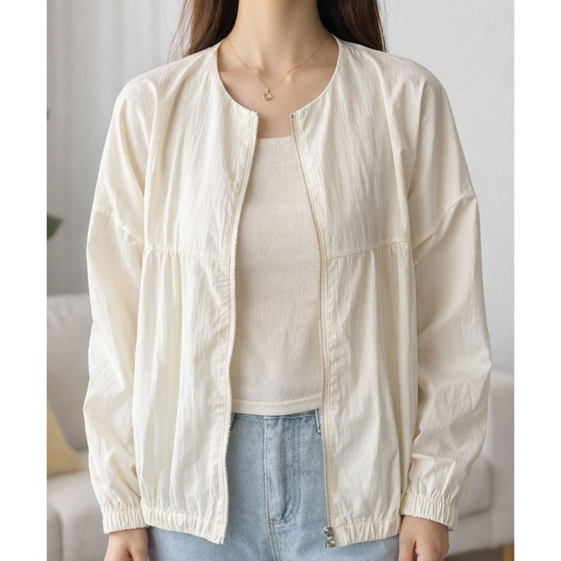 デューリリー Dewlily ノーカラーライトブルゾン レディース 長袖 軽量 羽織り きれいめ 上品 ギャザー シンプル 通勤 オフィス カジュアル アウター こなれ 大人可愛い （アイボリー） アイボリー