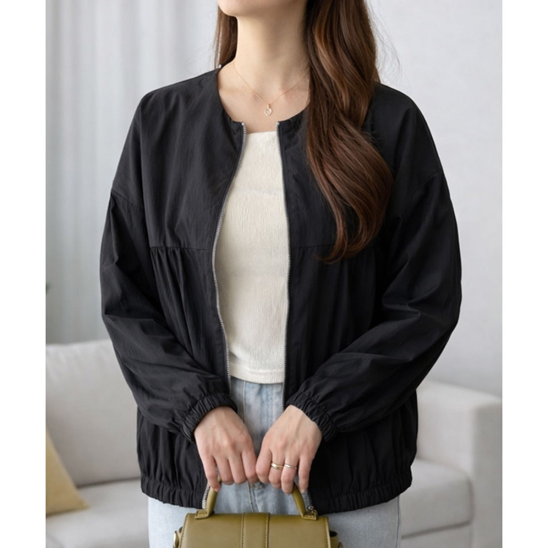 デューリリー Dewlily ノーカラーライトブルゾン レディース 長袖 軽量 羽織り きれいめ 上品 ギャザー シンプル 通勤 オフィス カジュアル アウター こなれ 大人可愛い （アイボリー） アイボリー
