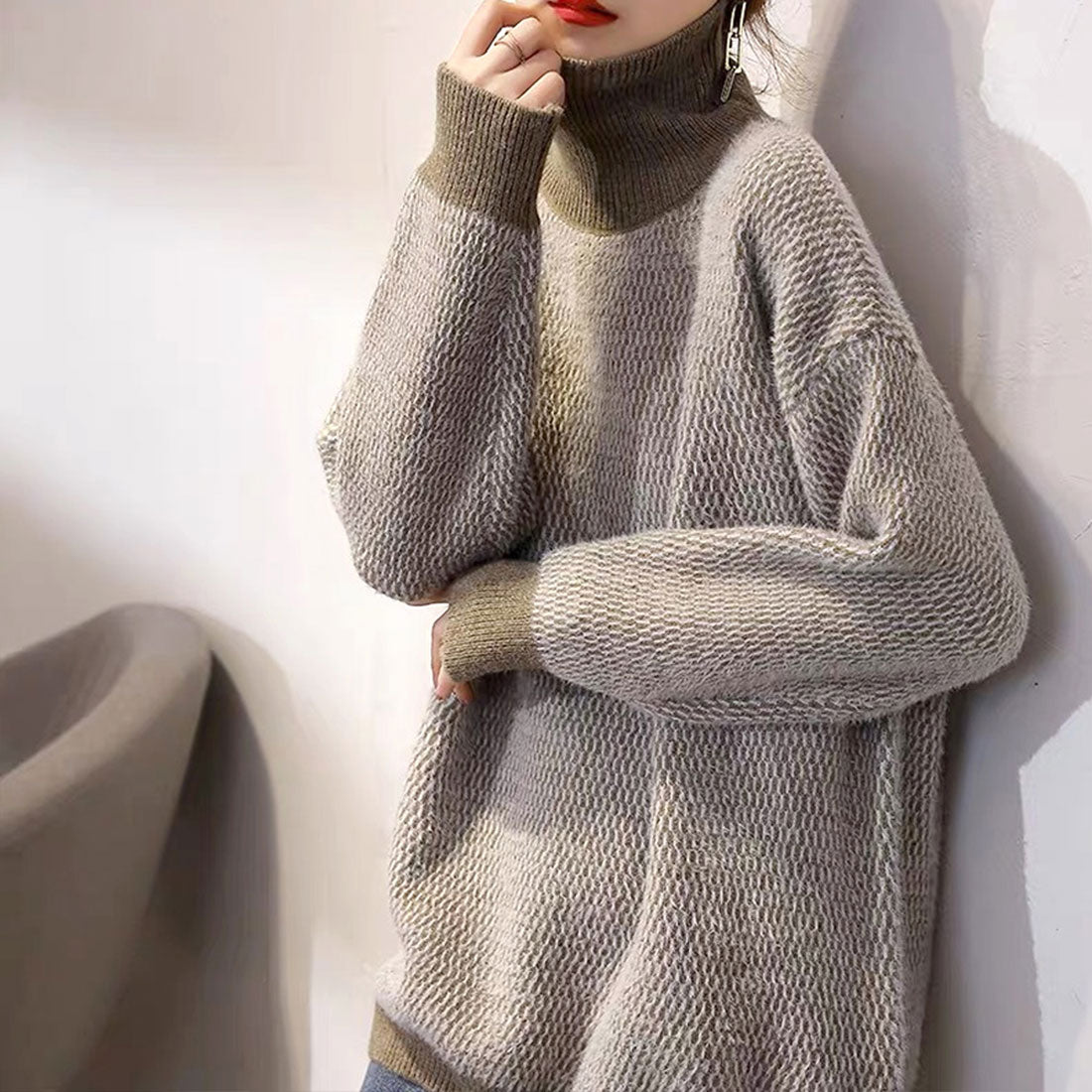 デューリリー Dewlily ハイネック切り替えオーバーニット 秋 冬 韓国ファッション 10代 20代 30代 レディース 可愛い 大人カジュアル シンプル 長袖 タートルネック （カーキ） カーキ
