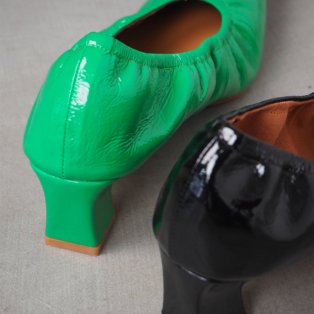 ダニエラアンドジェマ Daniella & GEMMA ポインテッドエナメルギャザーパンプス