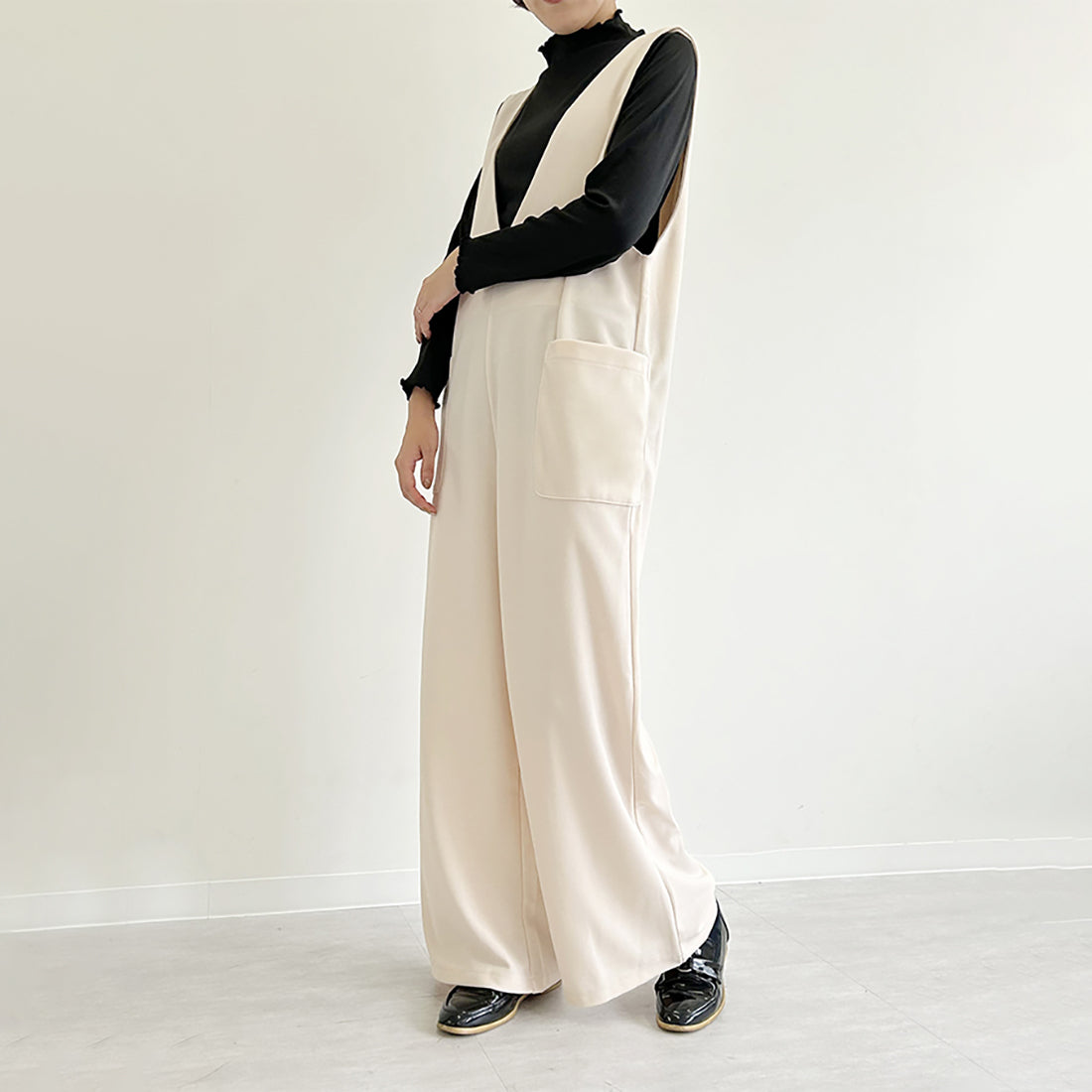 ドゥー ベル Doux Belle 秋新作 オールインワン レディース サロペット  マキシ丈 ロング丈 ゆったり 体型カバー vネック （ベージュ） ベージュ