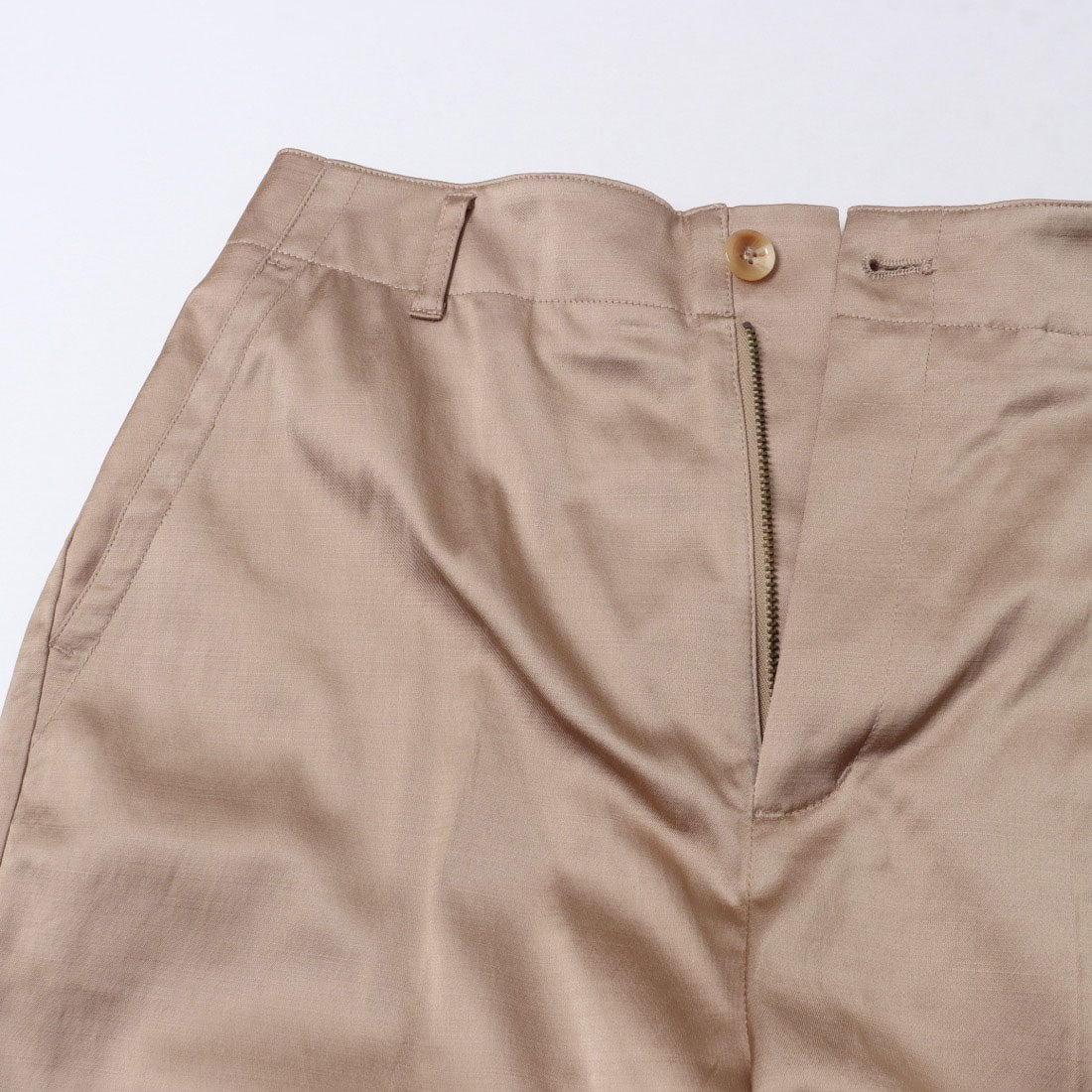 ドゥクラッセ DoCLASSE コットン混サテン・テーパードパンツ （ベージュ） ベージュ