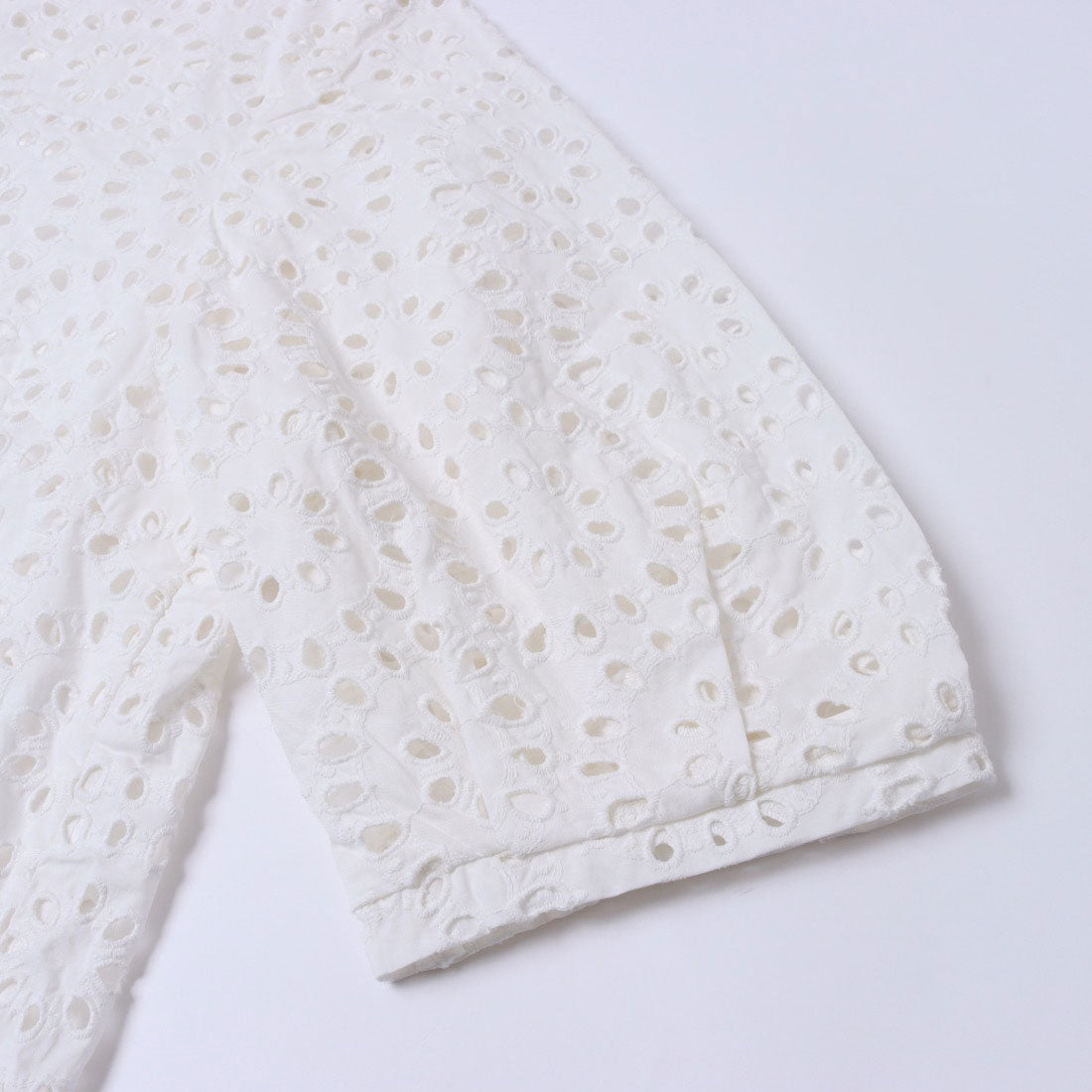 ドゥクラッセ DoCLASSE カットワーク刺繍・キーネックブラウス （オフホワイト） オフホワイト