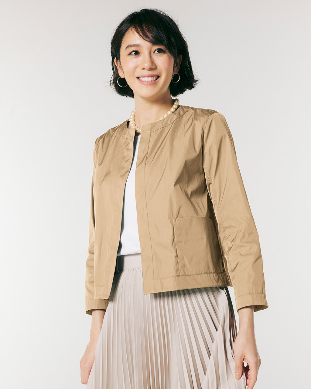 ドゥクラッセ DoCLASSE 二重織メモリー・ノーカラージャケット,ベージュ