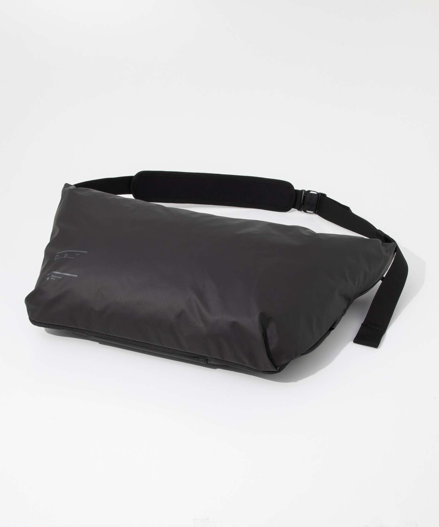 ディービー Db ディービー Db Journey Ramverk ランマク Pro Sling Bag 24L プロ スリングバック 5000501 ワンショルダー ショルダーバッグ メンズ バッグ （BLACK OUT/ブラックアウト） BLACK OUT/ブラックアウト