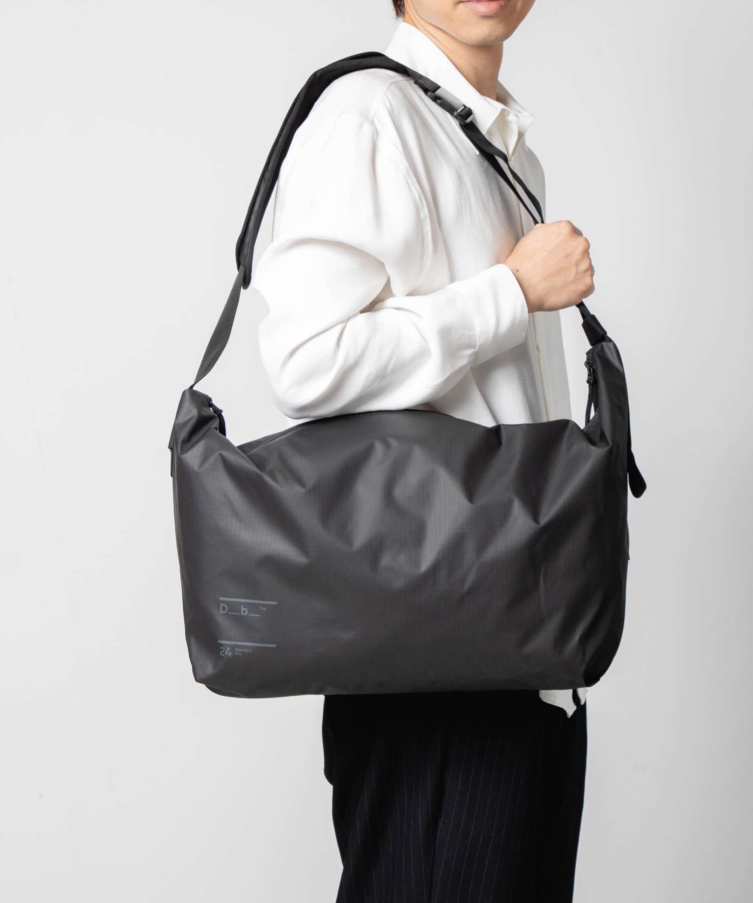 ディービー Db ディービー Db Journey Ramverk ランマク Pro Sling Bag 24L プロ スリングバック 5000501 ワンショルダー ショルダーバッグ メンズ バッグ （BLACK OUT/ブラックアウト） BLACK OUT/ブラックアウト