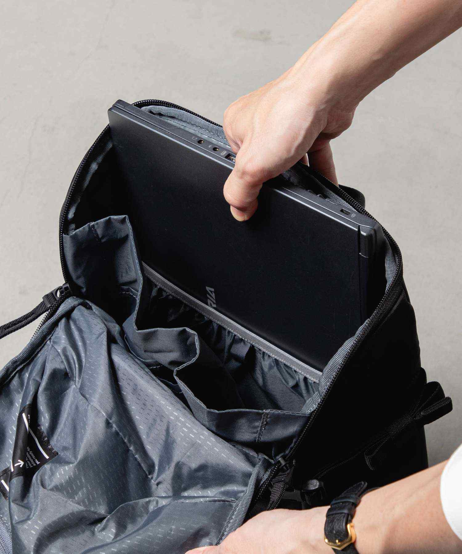 ディービー Db ディービー Db Journey Backcountry バックカントリー Backpack 20L バックパック 1000180 リュックサック ユニセックス バッグ （BLACK OUT/ブラックアウト） BLACK OUT/ブラックアウト