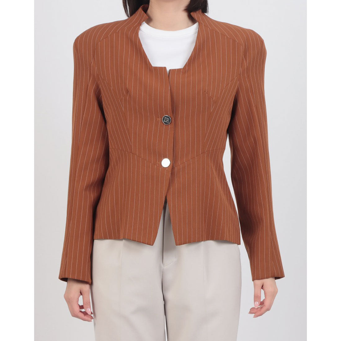 デニーローズ DENNY ROSE ネックデザイン ピンストライプジャケット （BROWN） BROWN