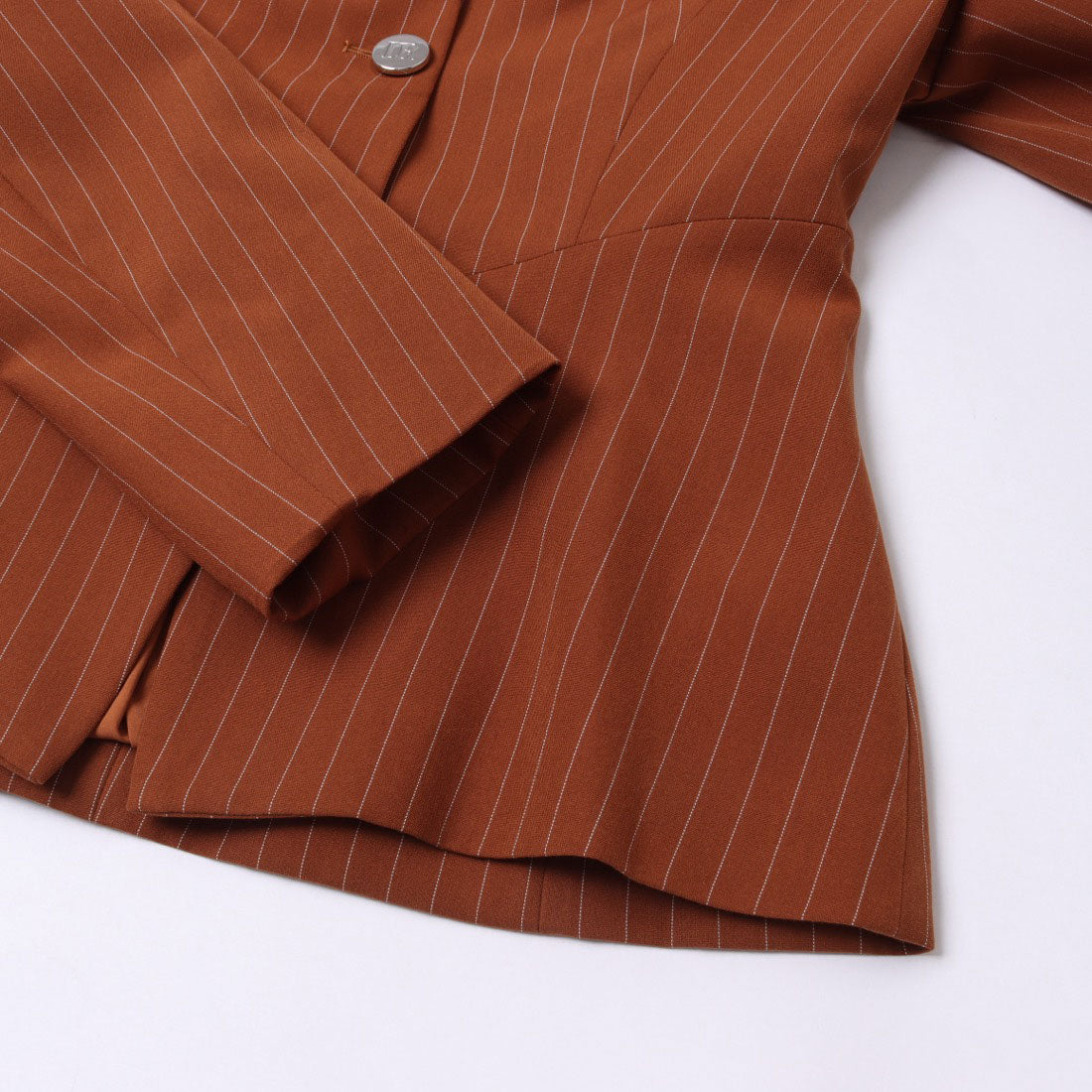 デニーローズ DENNY ROSE ネックデザイン ピンストライプジャケット （BROWN） BROWN
