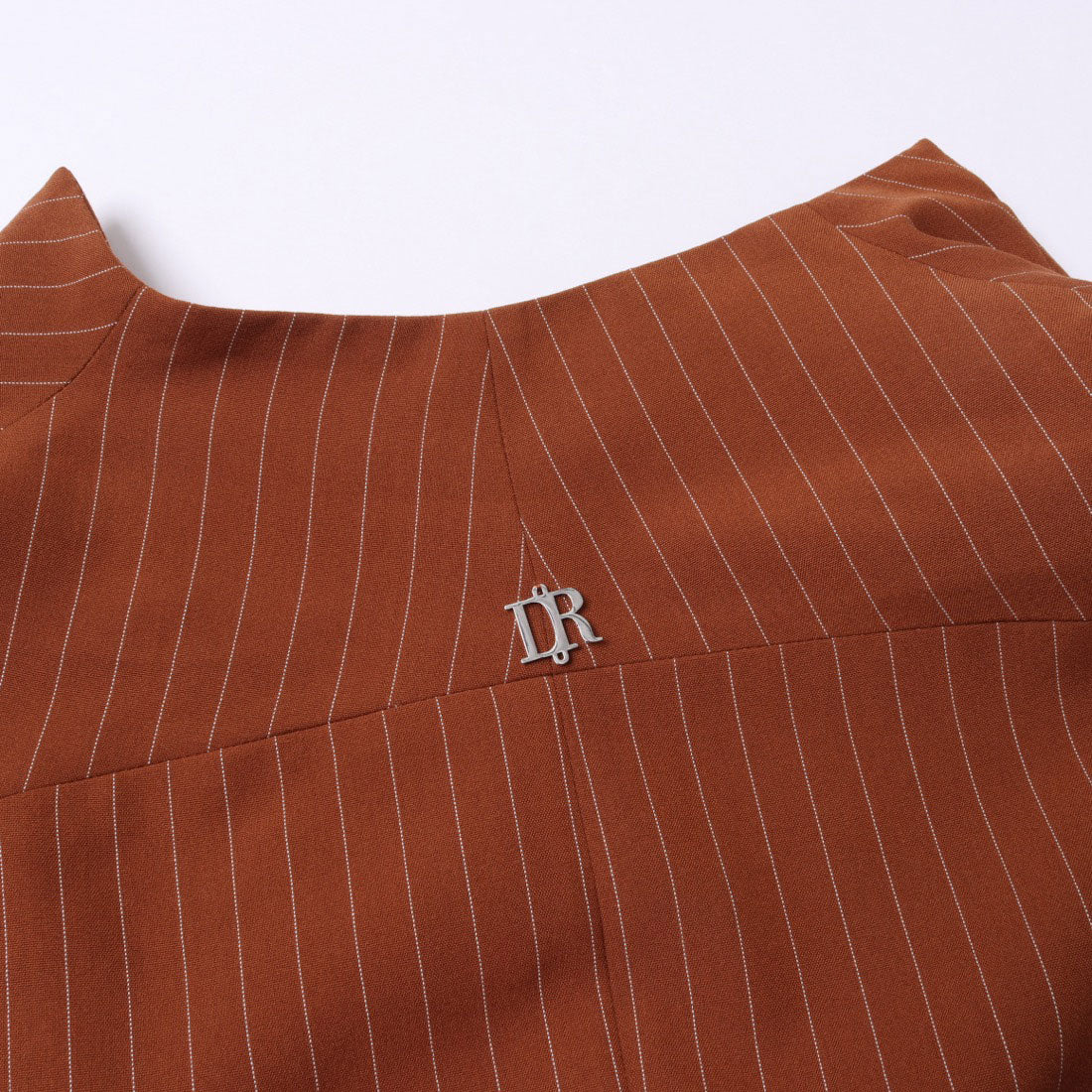 デニーローズ DENNY ROSE ネックデザイン ピンストライプジャケット （BROWN） BROWN