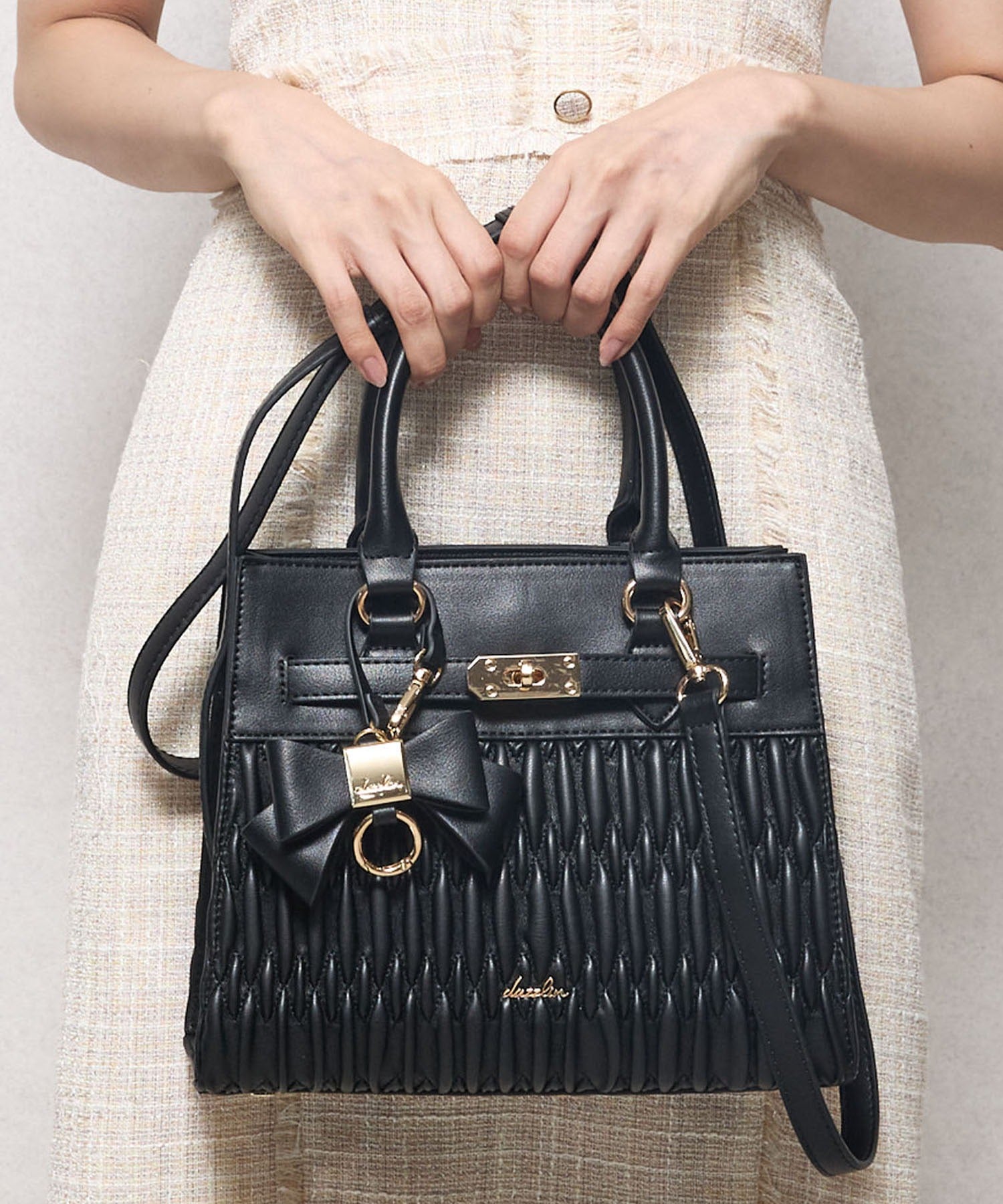 ダズリン dazzlin 【dazzlin/ダズリン】リボンキーチャーム付 ギャザーシャーリング ハンドバッグ ショルダーストラップ付 （BLK76） BLK76