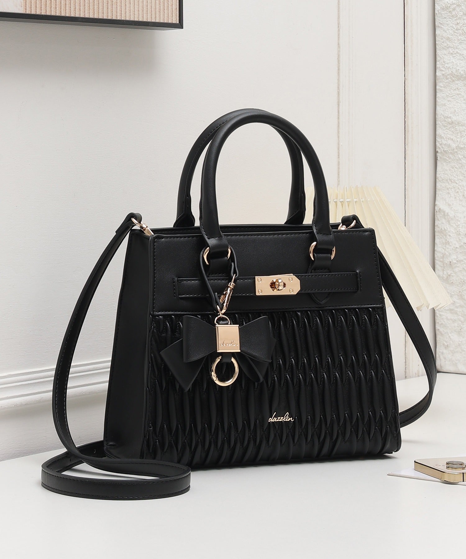 ダズリン dazzlin 【dazzlin/ダズリン】リボンキーチャーム付 ギャザーシャーリング ハンドバッグ ショルダーストラップ付 （BLK76） BLK76