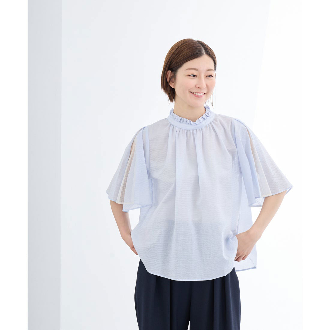 ダブルフェーストーキョー Doubleface Tokyo フリルネックシアースリーブブラウス【日本製】 （サックス×クリーム） サックス×クリーム