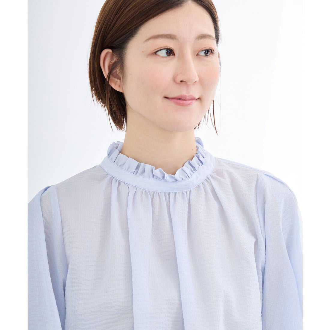 ダブルフェーストーキョー Doubleface Tokyo フリルネックシアースリーブブラウス【日本製】 （サックス×クリーム） サックス×クリーム
