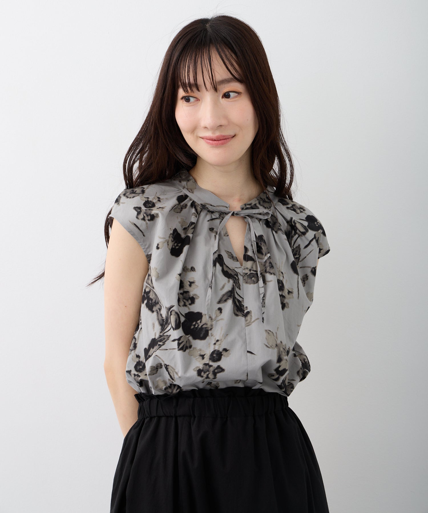 ダブルフェーストーキョー Doubleface Tokyo ボタニカルプリントリボンフレンチブラウス【日本製】 （グレー系） グレー系