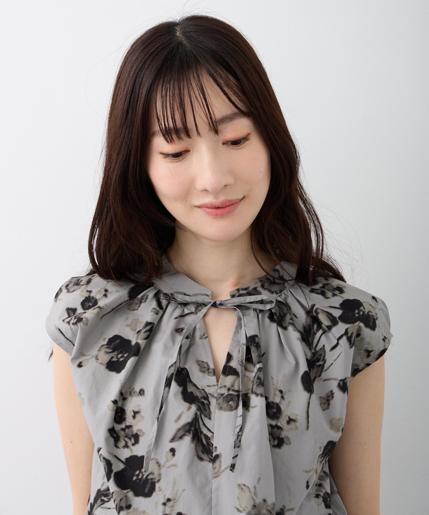 ダブルフェーストーキョー Doubleface Tokyo ボタニカルプリントリボンフレンチブラウス【日本製】 （グレー系） グレー系