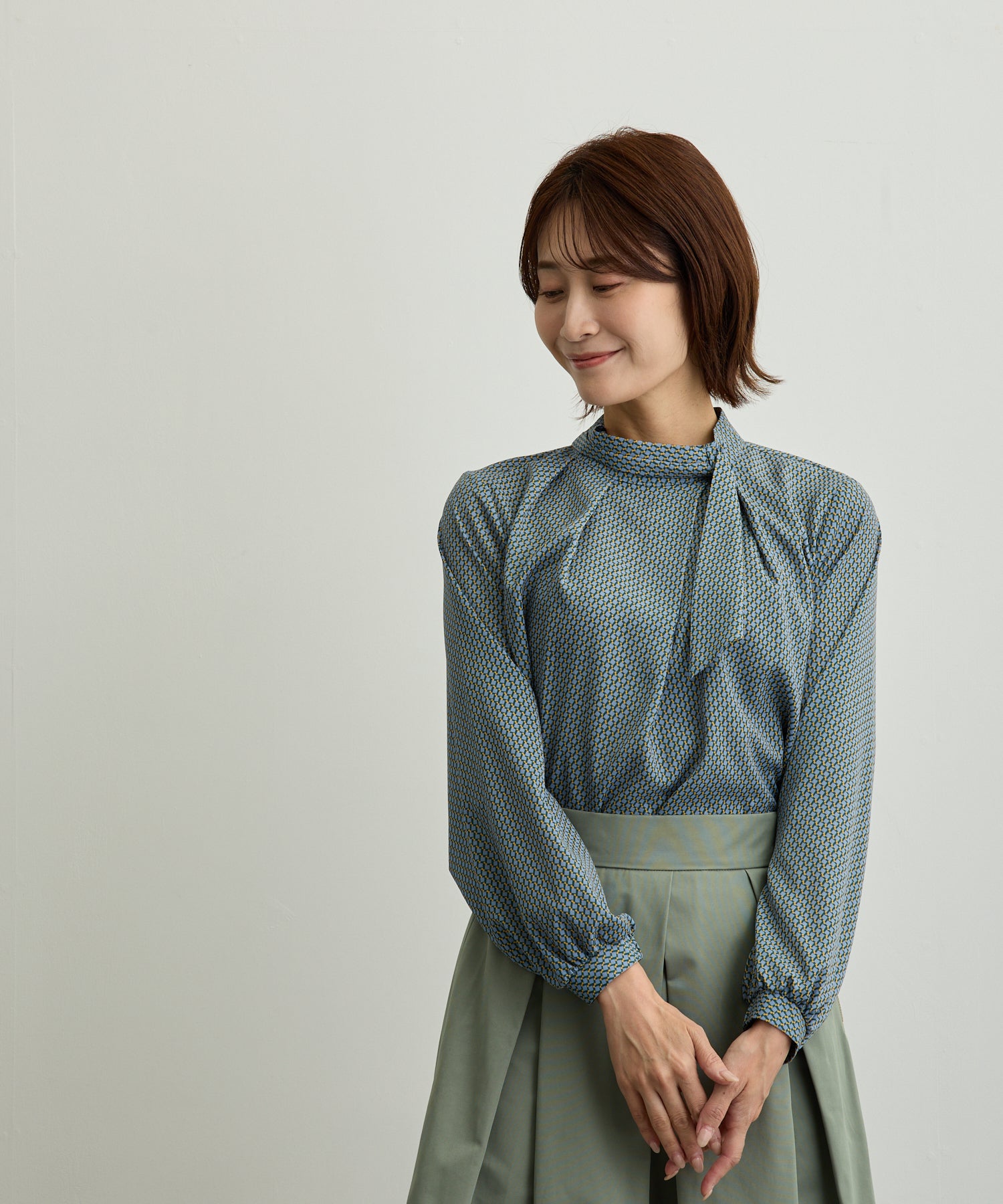 ダブルフェーストーキョー Doubleface Tokyo 幾何柄プリントサイドスカーフアシメタックブラウス【日本製】 （グリーン系） グリーン系