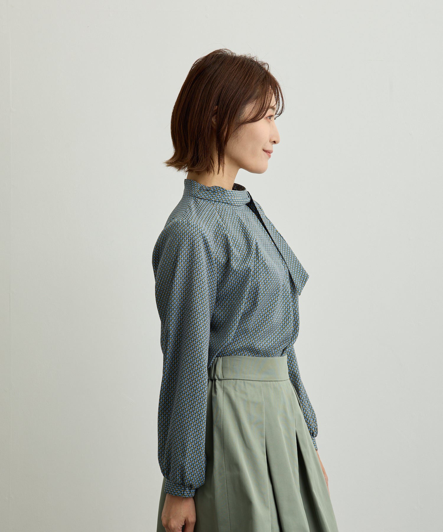 ダブルフェーストーキョー Doubleface Tokyo 幾何柄プリントサイドスカーフアシメタックブラウス【日本製】 （グリーン系） グリーン系