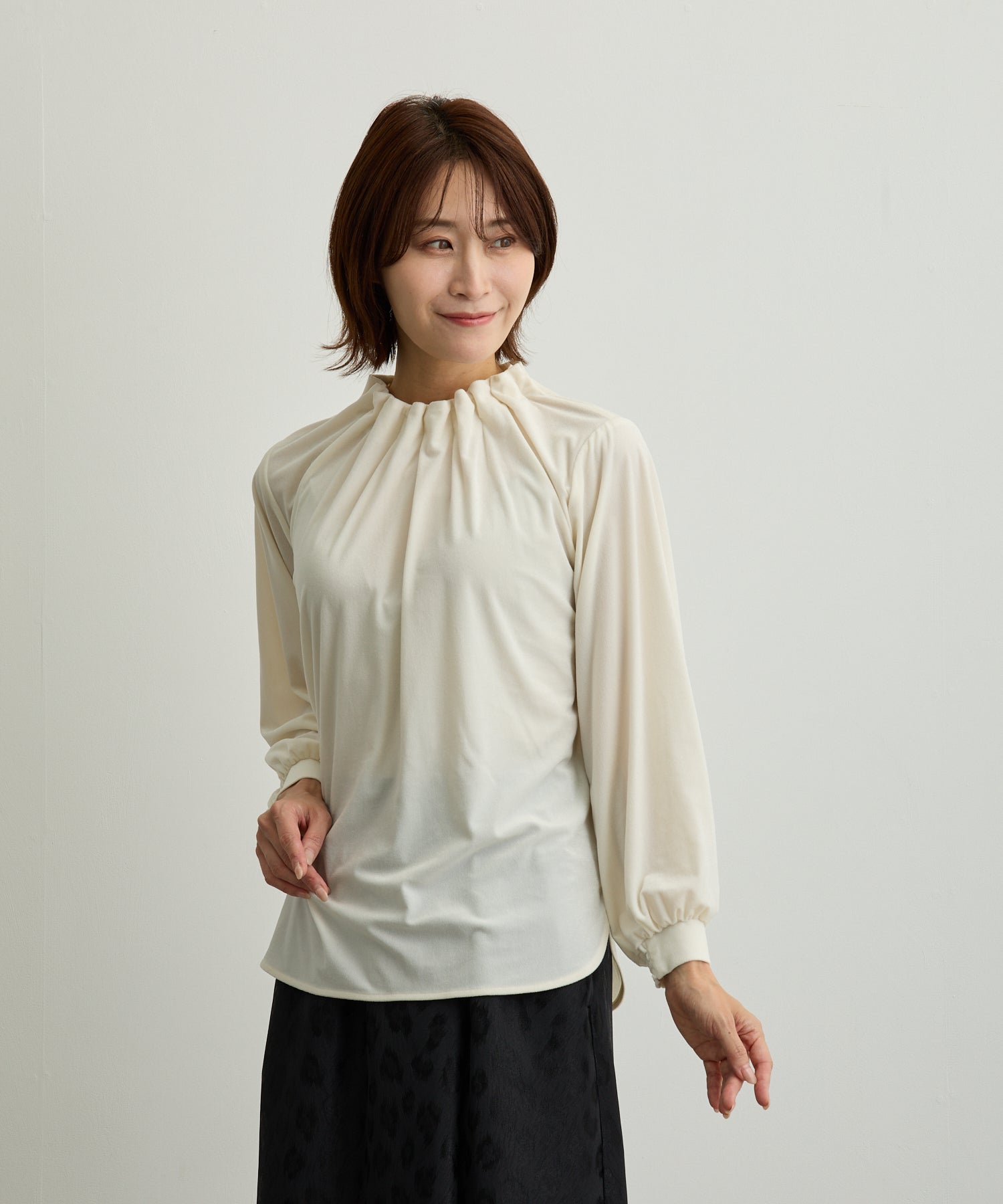 ダブルフェーストーキョー Doubleface Tokyo ベロアハイネックゴムギャザーブラウス【日本製】 （オフ） オフ