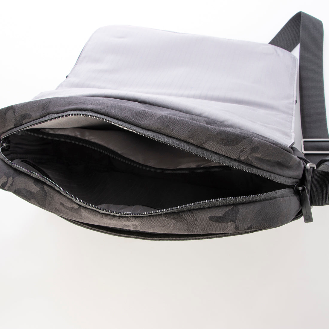 デルセー DELSEY PARIS メッセンジャーバッグ ショルダーバッグ PICPUS 8L (BLACK CAMOUFLAGE) （BLACK CAMOUFLAGE） BLACK CAMOUFLAGE