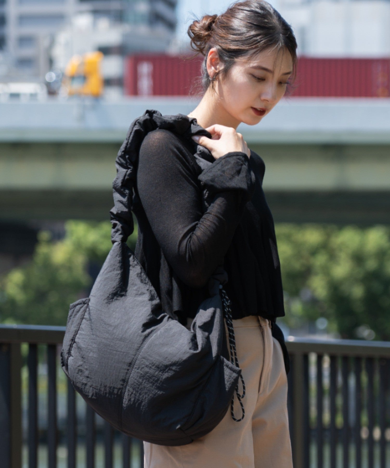 デバイスプラス DEVICE＋ ギャザー ドローコード ショルダーバッグ,BK