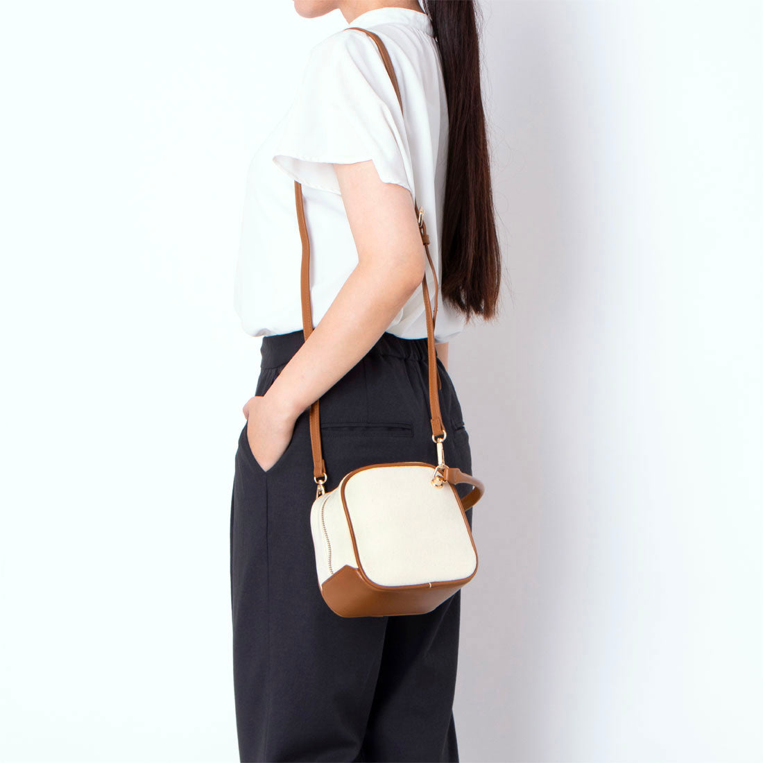 ドゥ アルシーヴ DOUX ARCHIVES キャンバス×合革スクエアショルダーバッグ （CAMEL） CAMEL