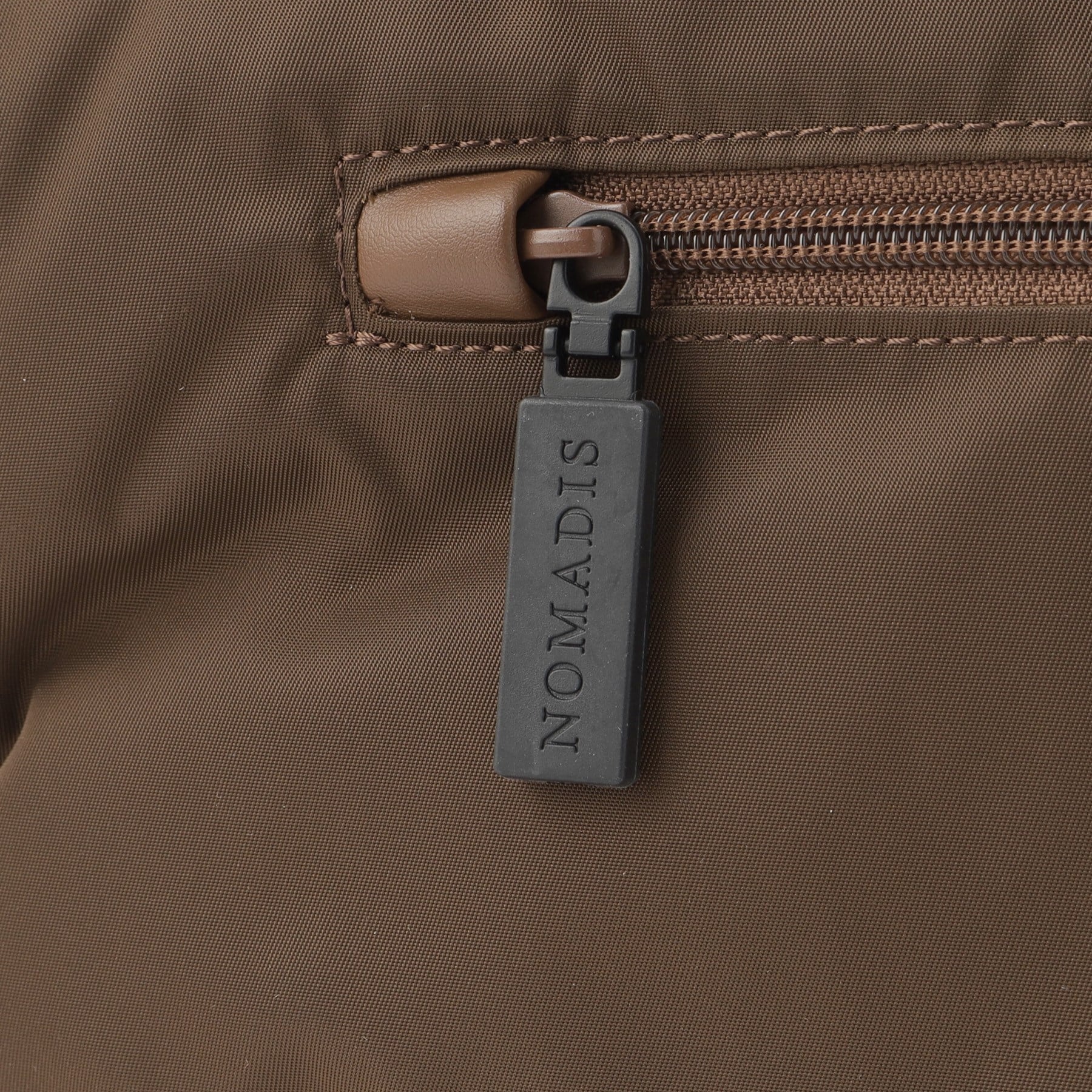 ドレステリア DRESSTERIOR NOMADIS（ノマディス） LUCK ナイロンショルダーバッグ （モカブラウン(042)） モカブラウン(042)