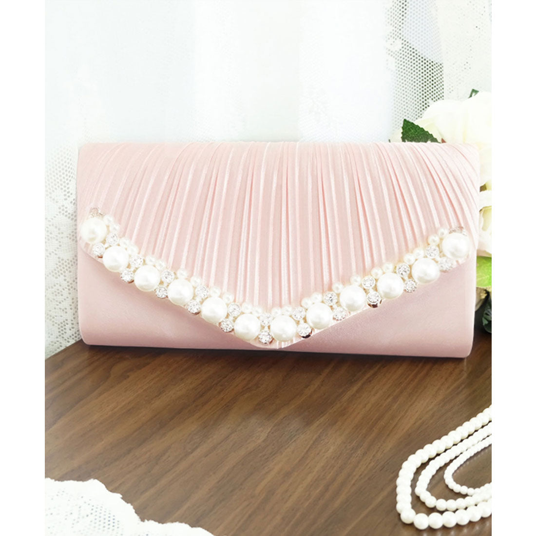 ドレスプラス DRESS+ 【結婚式・お呼ばれに使えるパーティーバッグ】パールビジューラディアルサテンプリーツクラッチバッグ （ピンク） ピンク