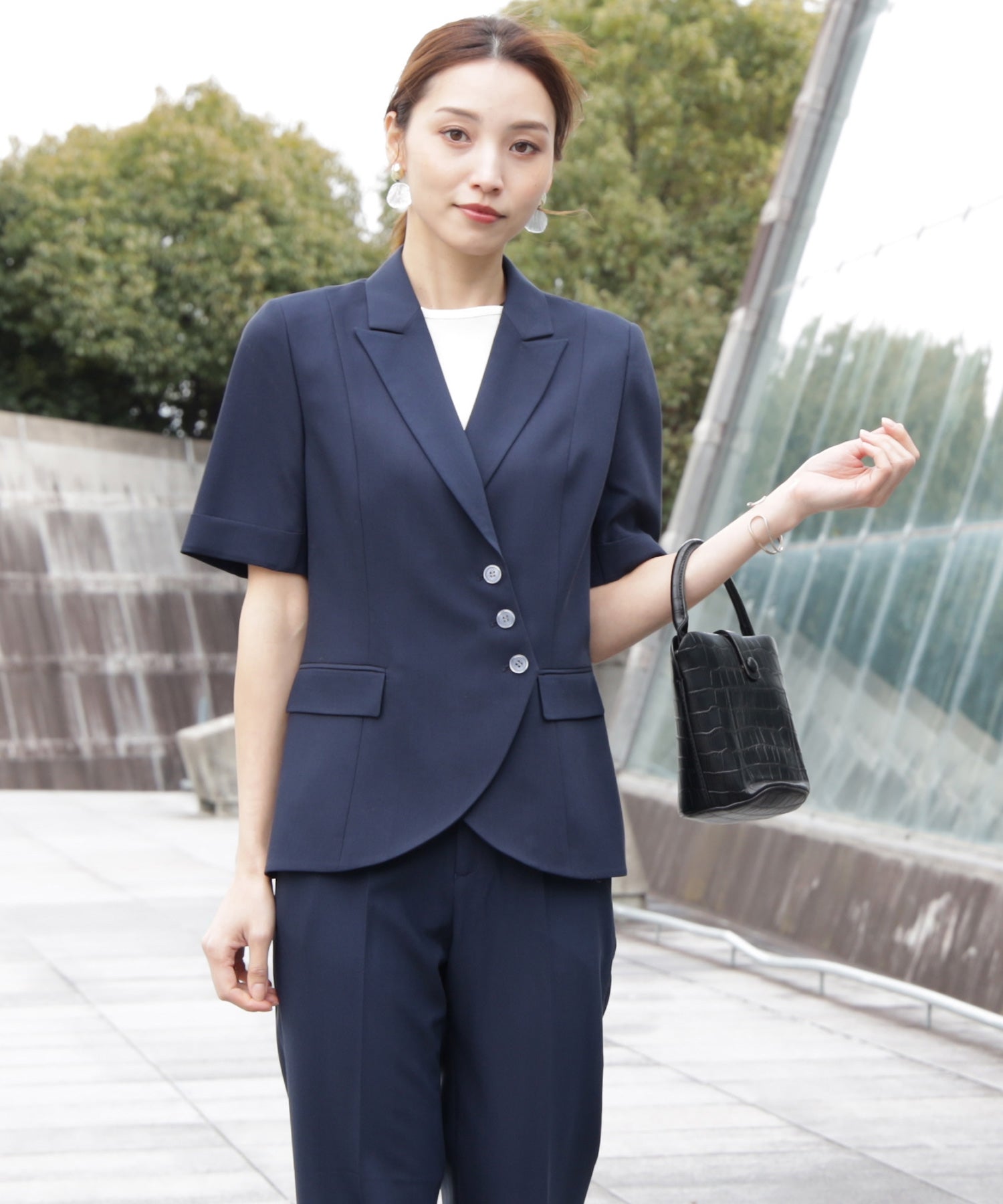 ドレスプラス DRESS+ ボタンがアクセントのセットアップスーツ （ネイビー） ネイビー