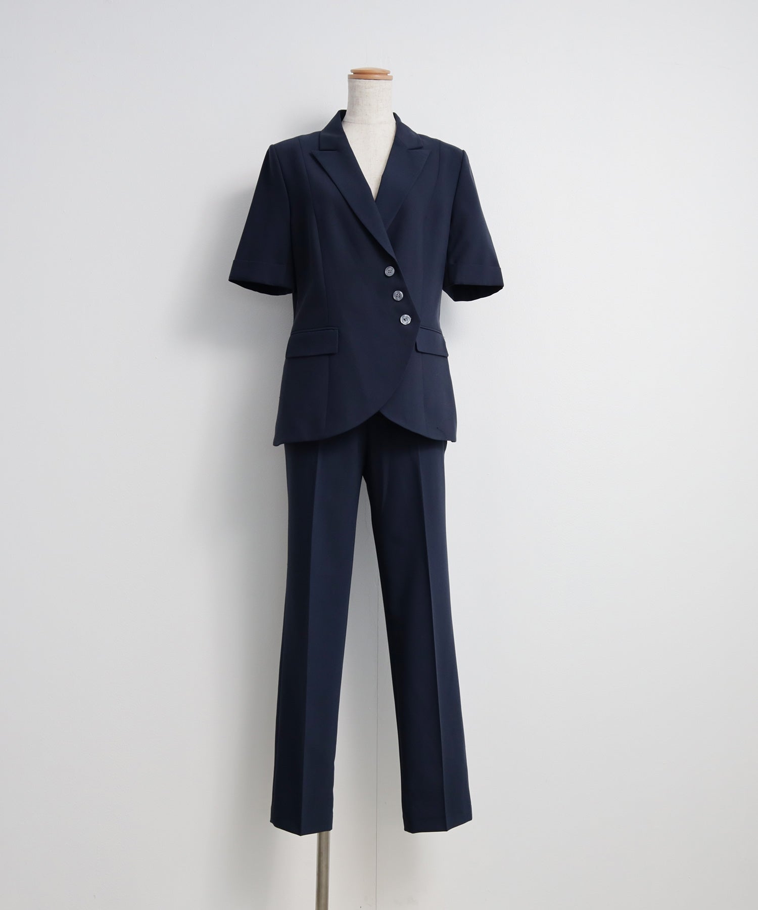 ドレスプラス DRESS+ ボタンがアクセントのセットアップスーツ （ネイビー） ネイビー
