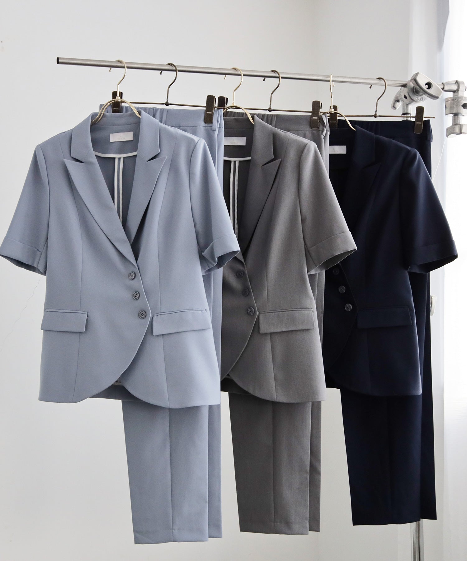 ドレスプラス DRESS+ ボタンがアクセントのセットアップスーツ （ネイビー） ネイビー