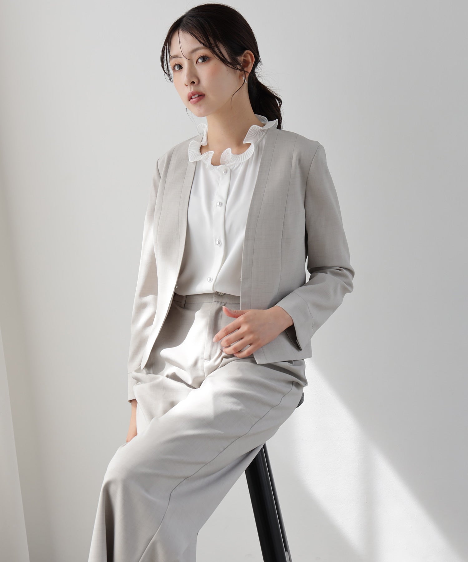 ドレスプラス DRESS+ 薄手素材の軽やかノーカラージャケット （サンドグレー） サンドグレー