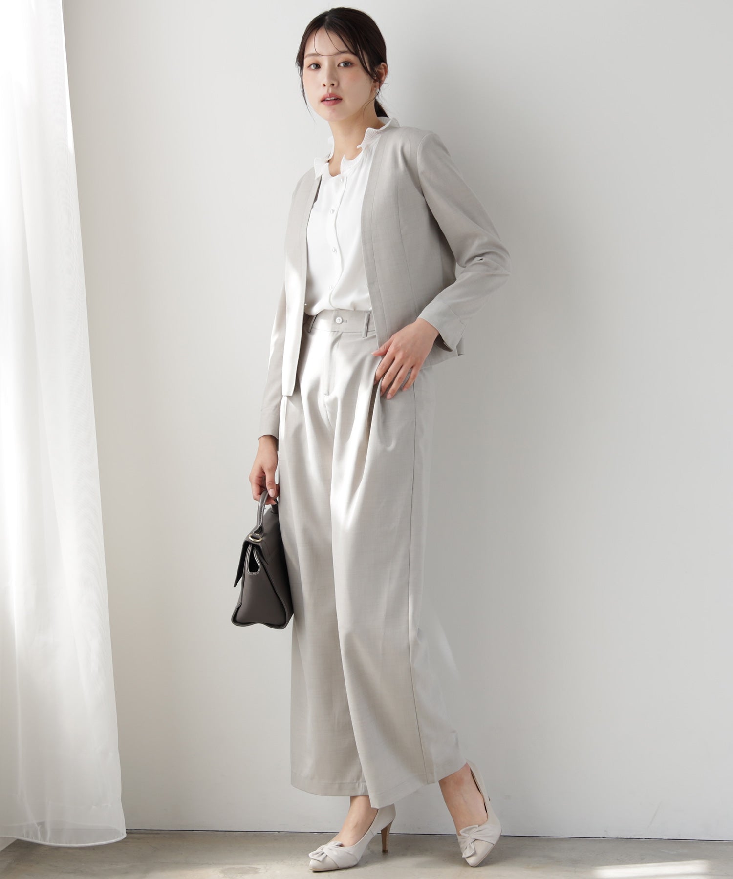 ドレスプラス DRESS+ 薄手素材の軽やかノーカラージャケット （サンドグレー） サンドグレー