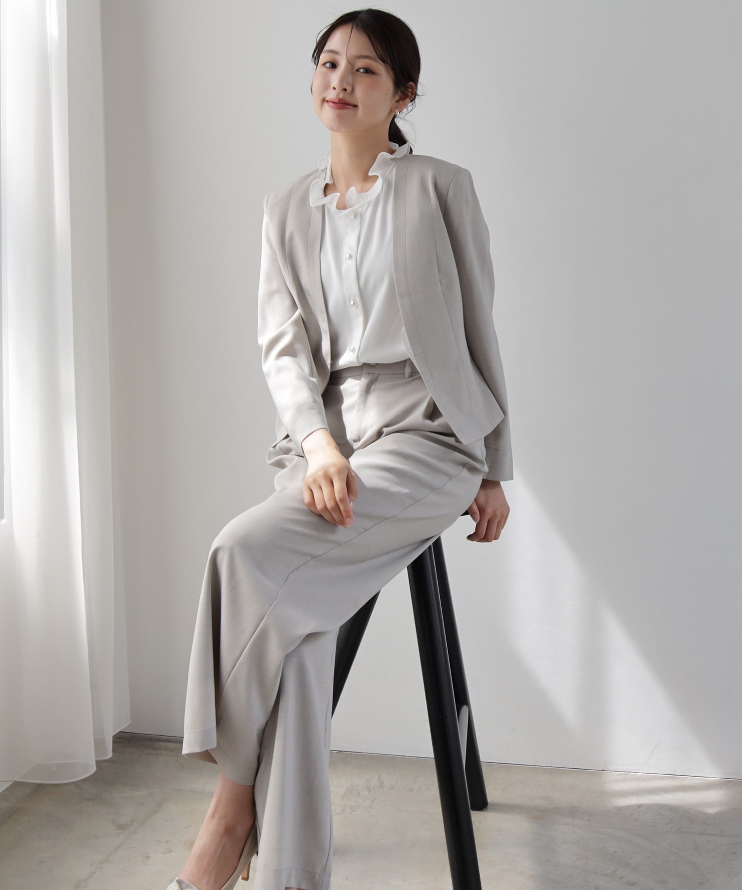 ドレスプラス DRESS+ 薄手素材の軽やかノーカラージャケット （サンドグレー） サンドグレー