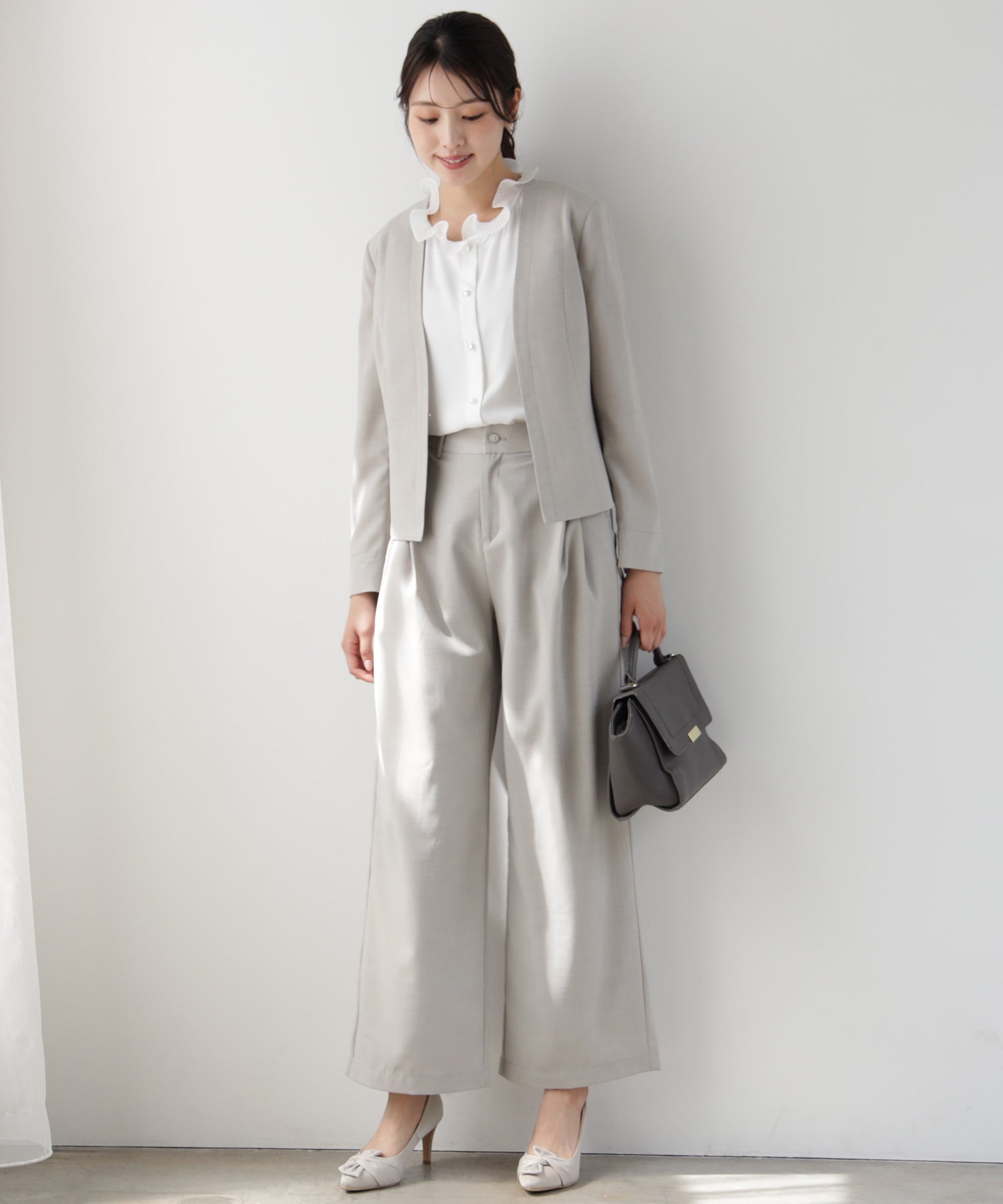ドレスプラス DRESS+ 薄手素材の軽やかノーカラージャケット （サンドグレー） サンドグレー