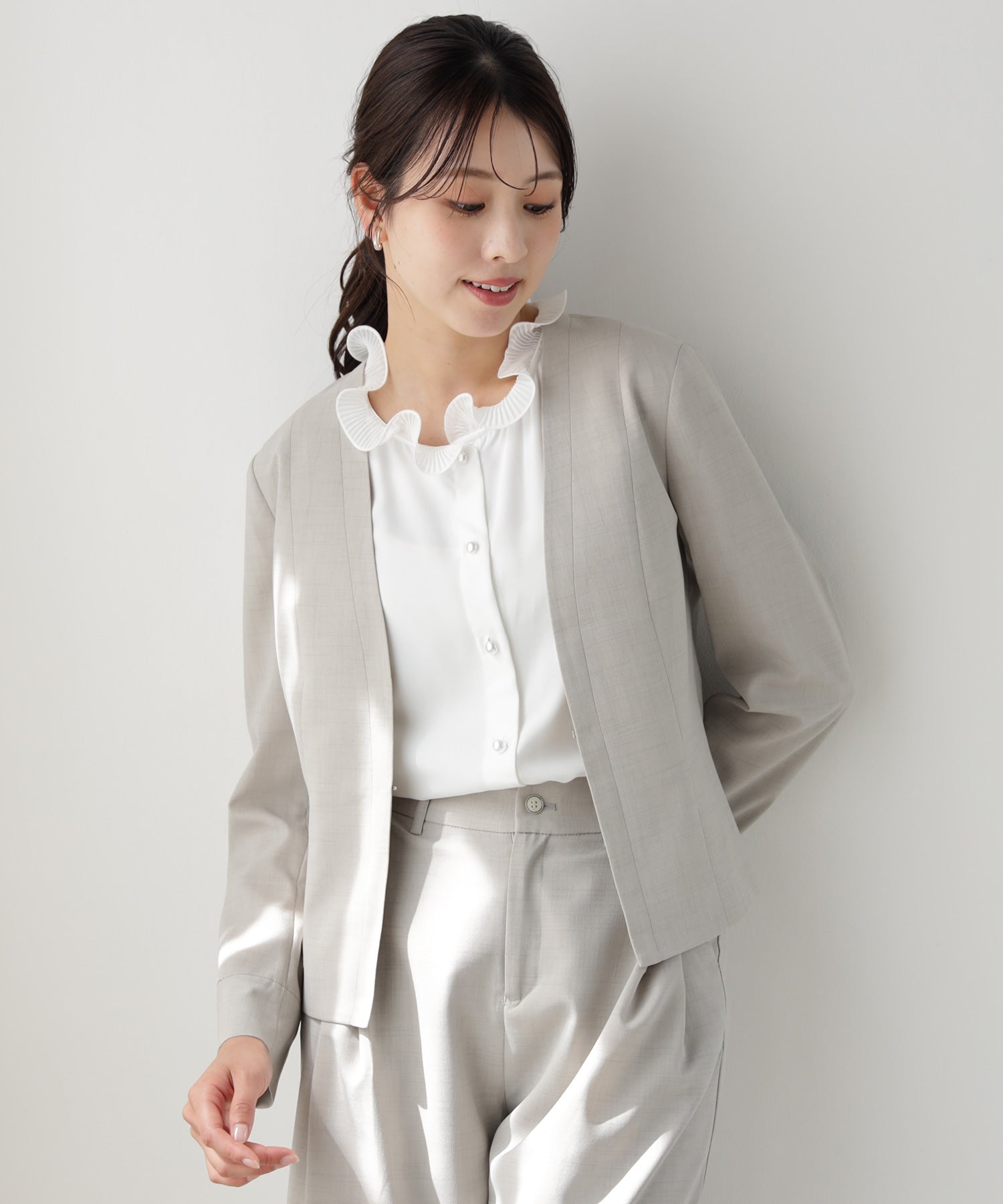 ドレスプラス DRESS+ 薄手素材の軽やかノーカラージャケット （サンドグレー） サンドグレー