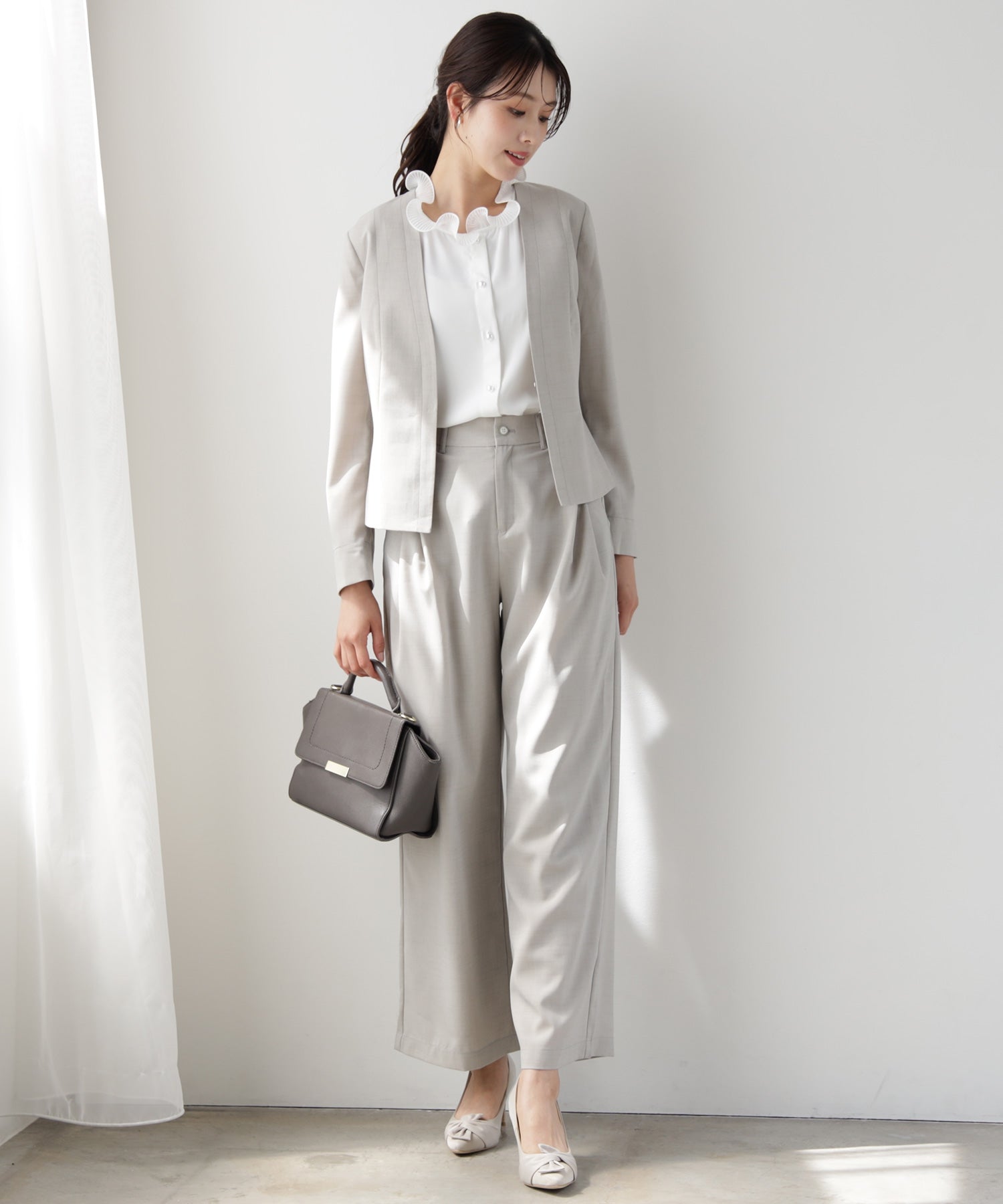 ドレスプラス DRESS+ 薄手素材の軽やかノーカラージャケット （サンドグレー） サンドグレー