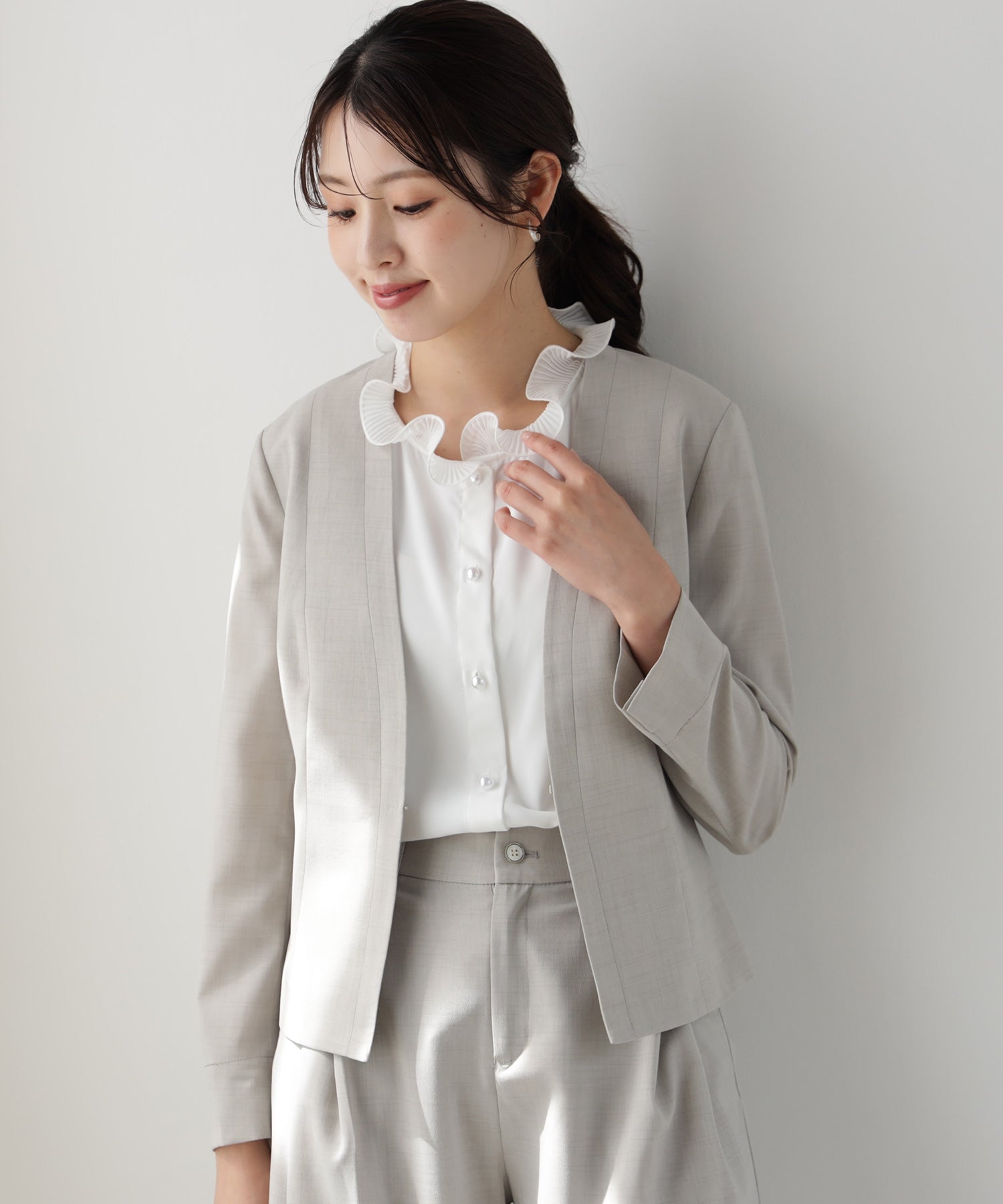 ドレスプラス DRESS+ 薄手素材の軽やかノーカラージャケット （サンドグレー） サンドグレー