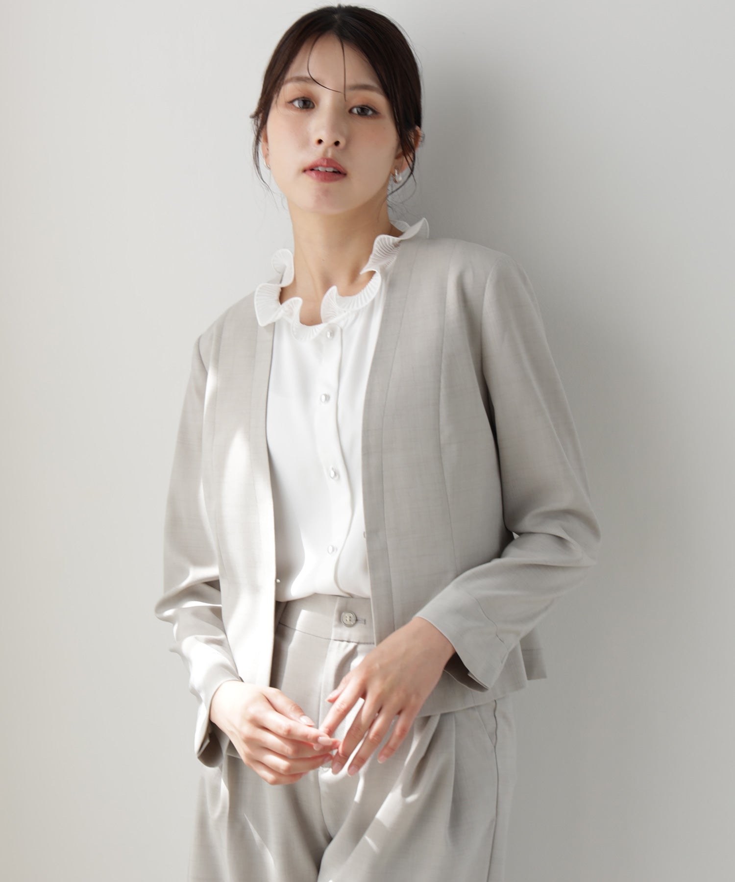 ドレスプラス DRESS+ 薄手素材の軽やかノーカラージャケット （サンドグレー） サンドグレー