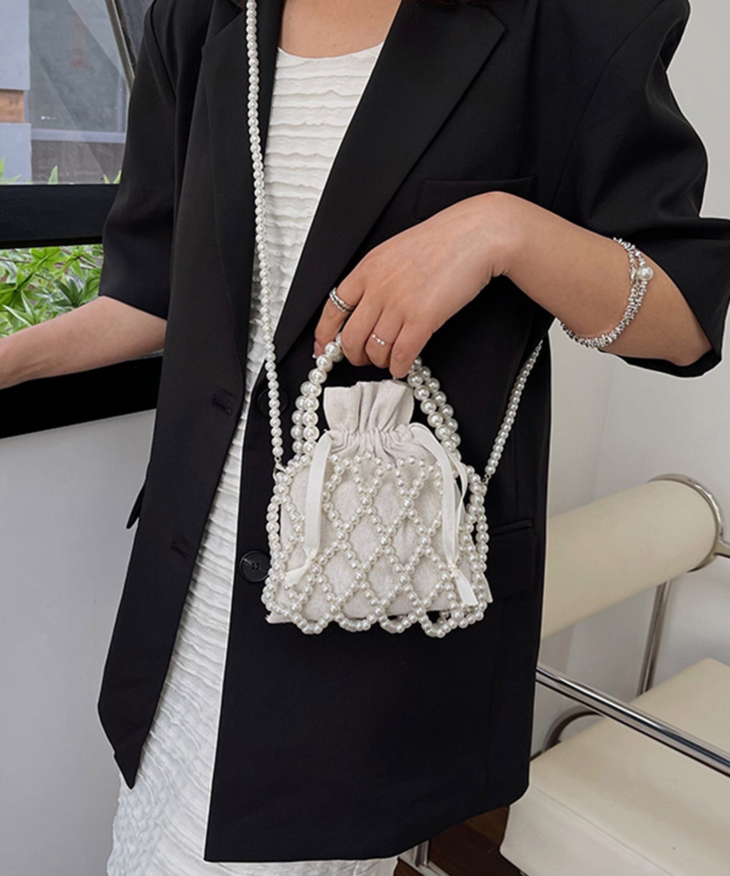 ドレスプラス DRESS+ 幅広いシーンで活用できるパール巾着バッグ （ホワイト） ホワイト