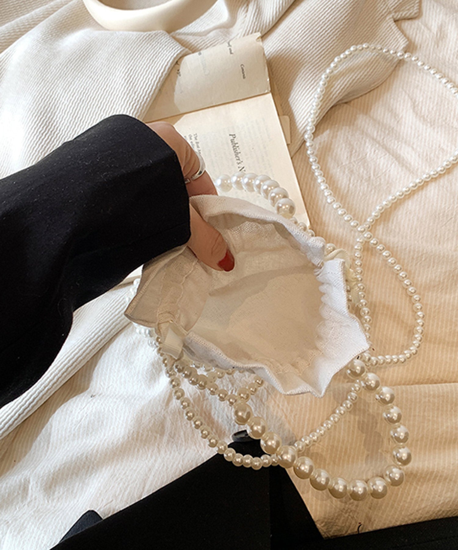 ドレスプラス DRESS+ 幅広いシーンで活用できるパール巾着バッグ （ホワイト） ホワイト