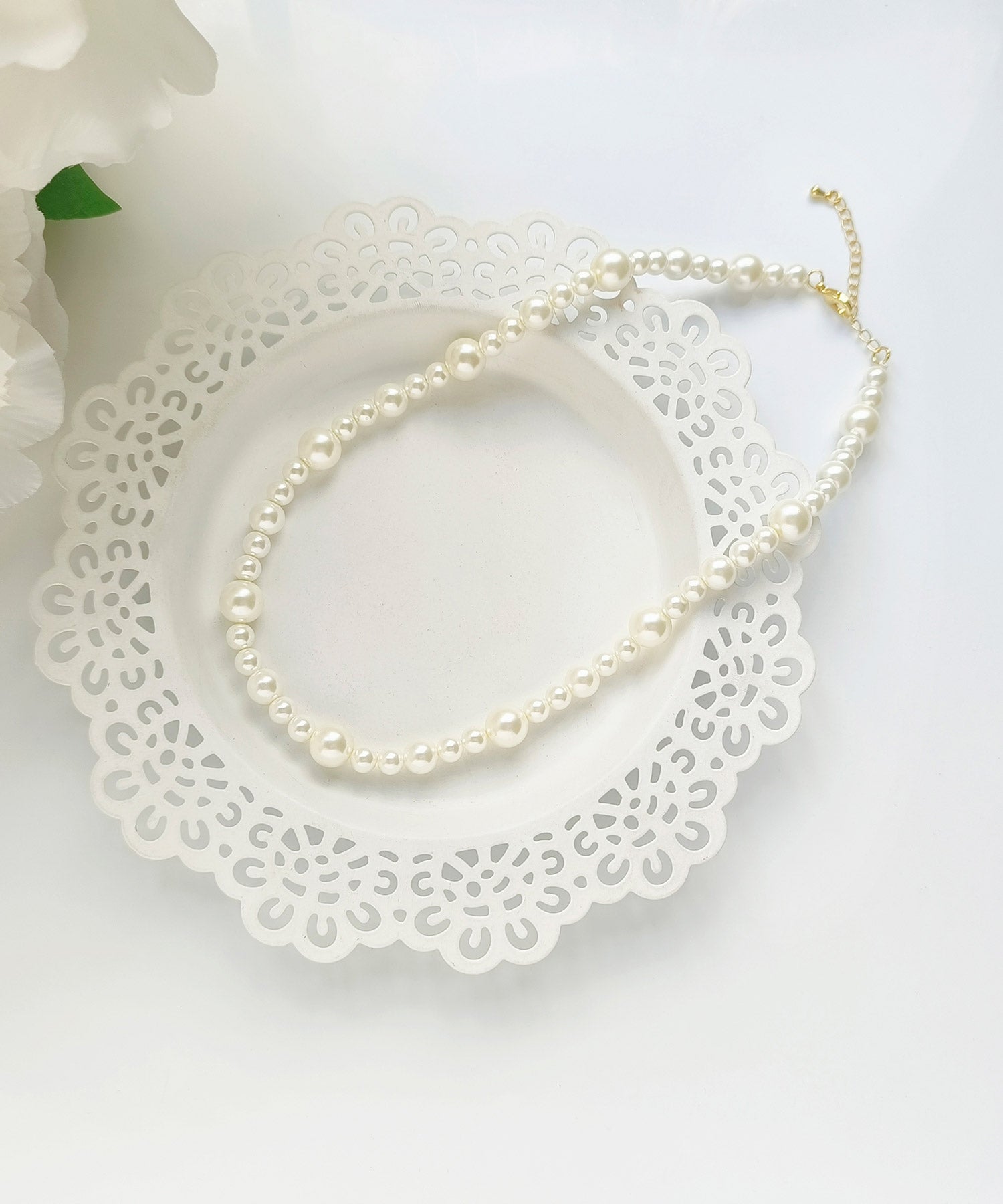 ドレスプラス DRESS+ 大小パールが並ぶショートネックレス （ホワイト） ホワイト