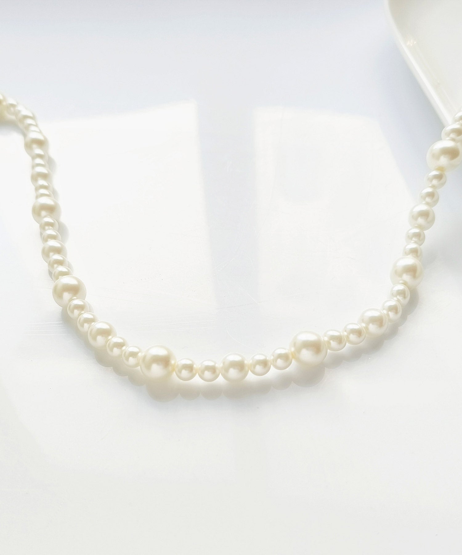 ドレスプラス DRESS+ 大小パールが並ぶショートネックレス （ホワイト） ホワイト